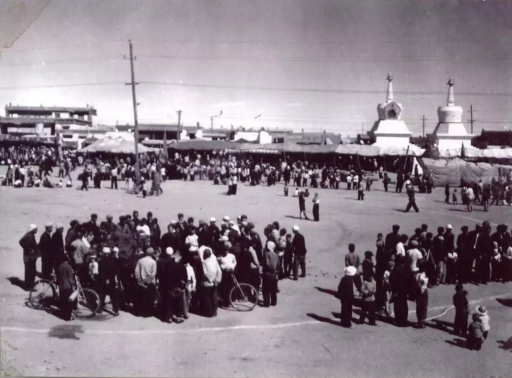 霓虹包头夜，沉思街头人