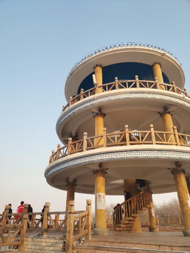 霓虹包头夜,沉思街头人